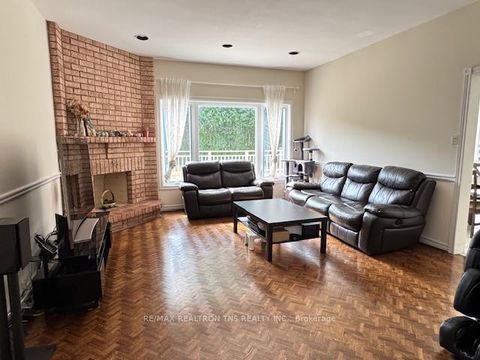 Photo 12 at 16 Chaplin Court, Bayview Hill, Richmond Hill
