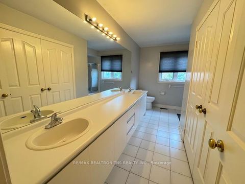 Photo 14 at 16 Chaplin Court, Bayview Hill, Richmond Hill