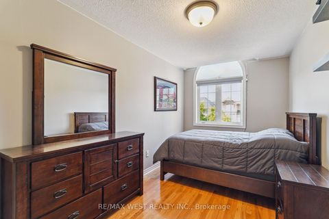 Photo 7 at 148 Chayna Crescent, Patterson, Vaughan