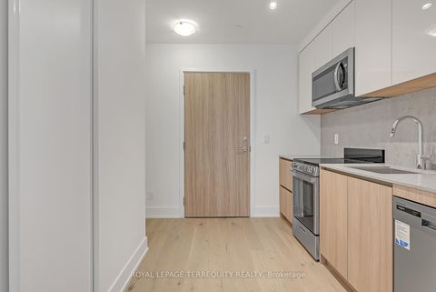 Photo 2 at 127 - 11 Maryport Avenue, CFB, Toronto