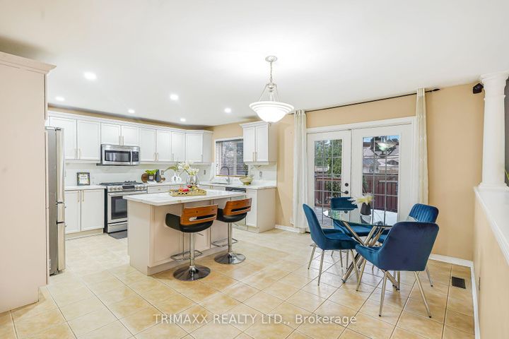 Photo 4 at 3 Turret Crescent, Fletcher's Meadow, Brampton