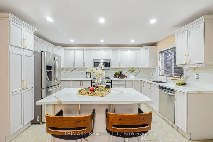 Photo 6 at 3 Turret Crescent, Fletcher's Meadow, Brampton