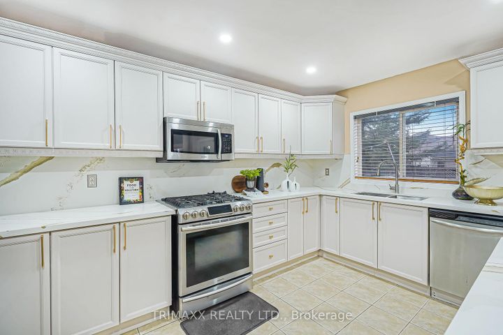 Photo 7 at 3 Turret Crescent, Fletcher's Meadow, Brampton