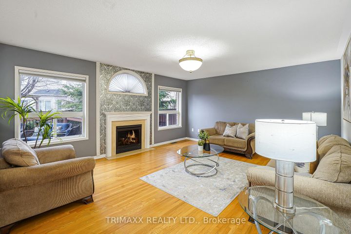 Photo 9 at 3 Turret Crescent, Fletcher's Meadow, Brampton