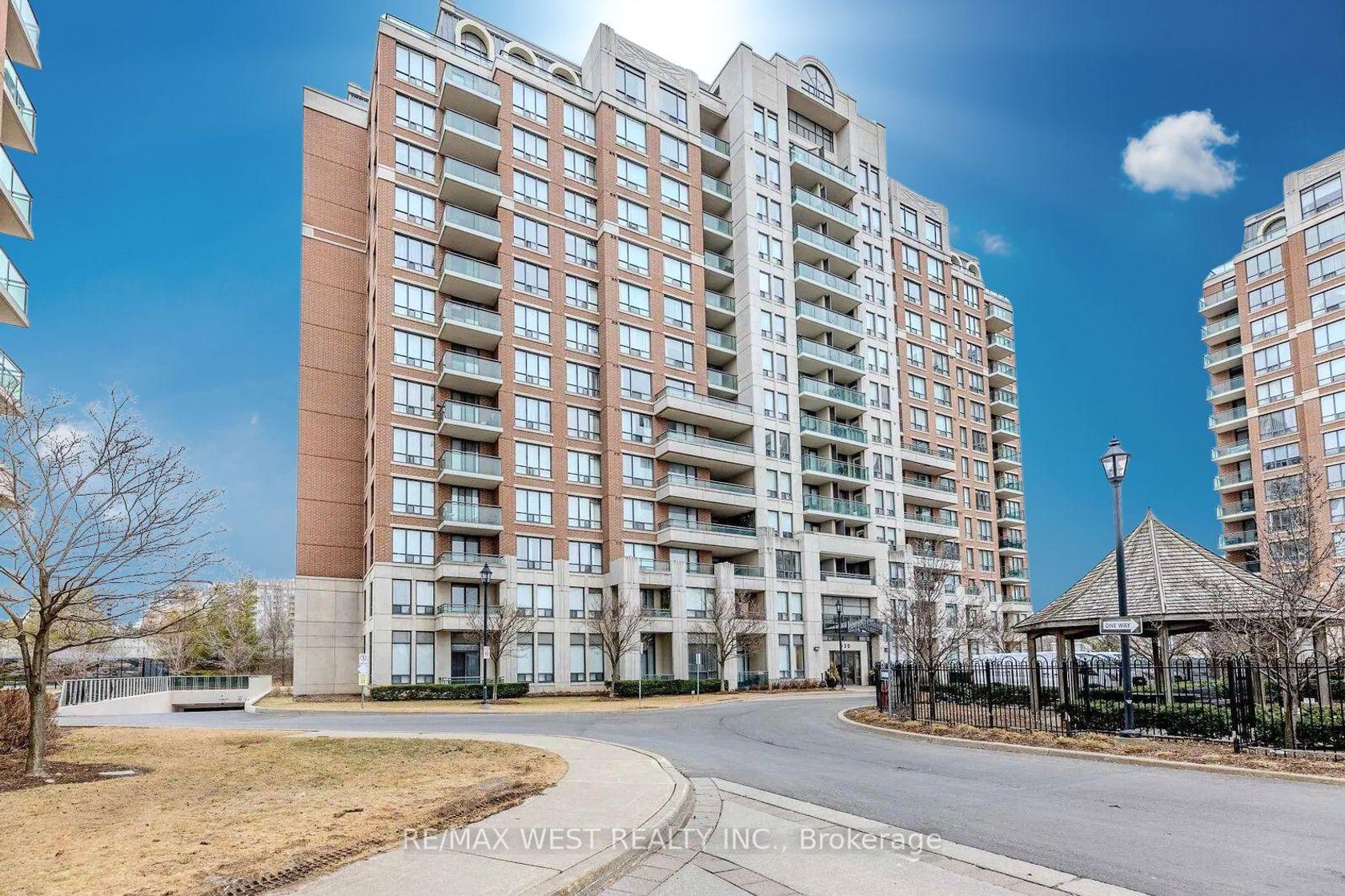 512 - 330 Red Maple Road W, Langstaff, Richmond Hill 