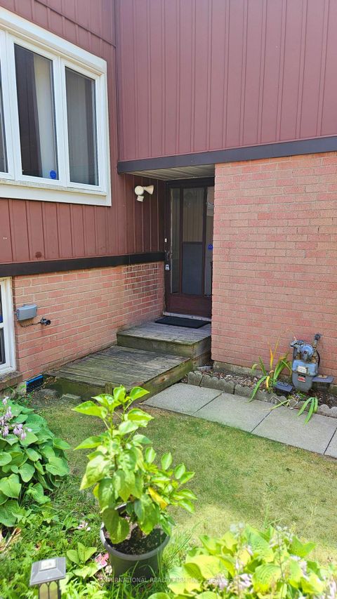 Photo 3 at 47 Parsell Square, Malvern, Toronto