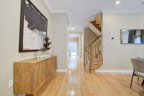 Photo 2 at 94 Barnwood Drive, Oak Ridges Lake Wilcox, Richmond Hill