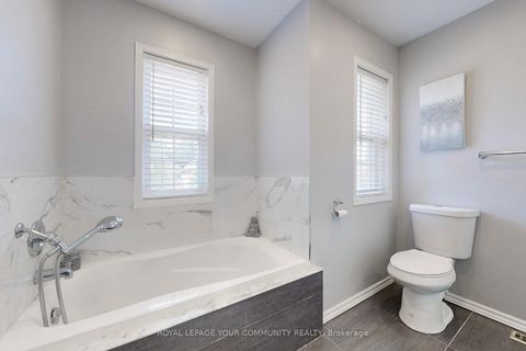 Photo 13 at 54 English Oak Drive, Oak Ridges Lake Wilcox, Richmond Hill