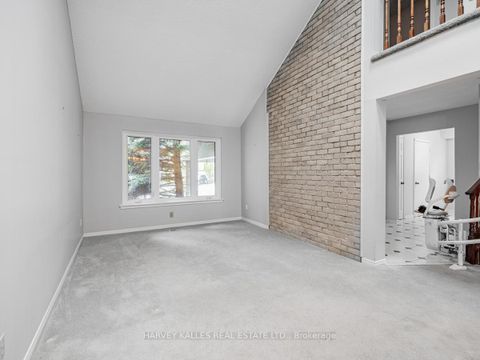 Photo 3 at 18 Finlayson Court W, Brownridge, Vaughan