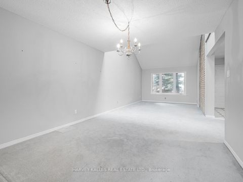 Photo 4 at 18 Finlayson Court W, Brownridge, Vaughan