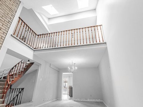 Photo 6 at 18 Finlayson Court W, Brownridge, Vaughan