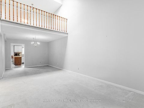 Photo 7 at 18 Finlayson Court W, Brownridge, Vaughan