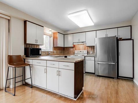 Photo 18 at 18 Finlayson Court W, Brownridge, Vaughan