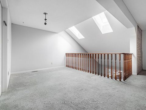 Photo 24 at 18 Finlayson Court W, Brownridge, Vaughan