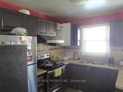 Photo 1 at 4 Teresa Court, Jamestown, Toronto