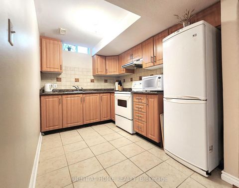 Photo 18 at 9 Gianmarco Way, Vellore Village, Vaughan
