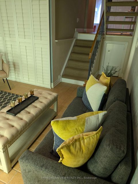 Photo 11 at 18 - 18 Oaken Gate Way, Windfields, Toronto