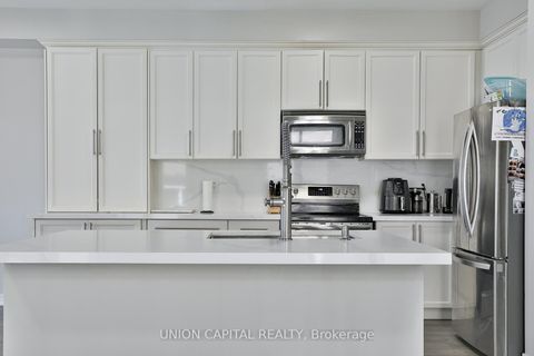 Photo 6 at 136 Mistywood Crescent, Patterson, Vaughan