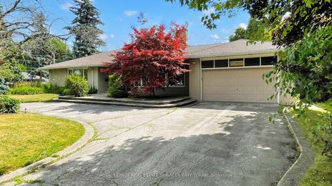 Photo 2 at 39 Harrison Road, Windfields, Toronto