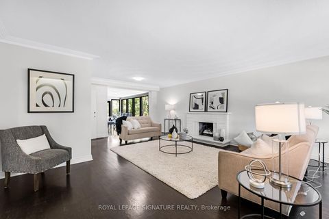 Photo 2 at 24 Ealing Drive, Windfields, Toronto