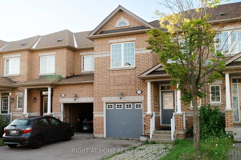 Photo 1 at 29 - 8 Townwood Drive, Jefferson, Richmond Hill