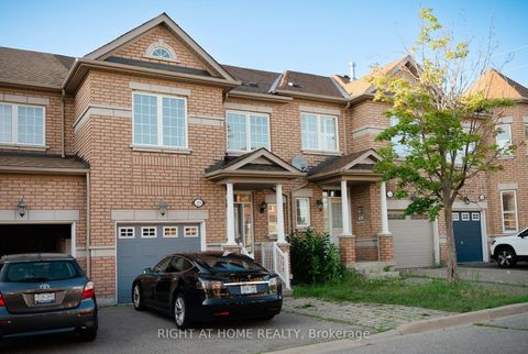 Photo 2 at 29 - 8 Townwood Drive, Jefferson, Richmond Hill