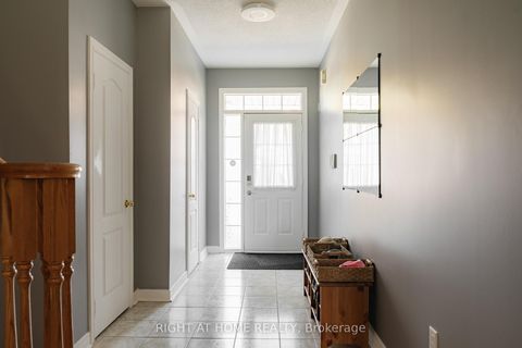 Photo 3 at 29 - 8 Townwood Drive, Jefferson, Richmond Hill