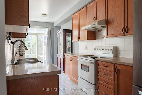 Photo 5 at 29 - 8 Townwood Drive, Jefferson, Richmond Hill