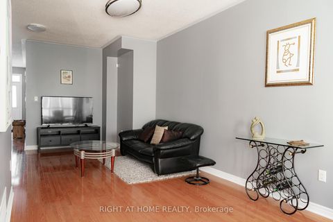 Photo 9 at 29 - 8 Townwood Drive, Jefferson, Richmond Hill