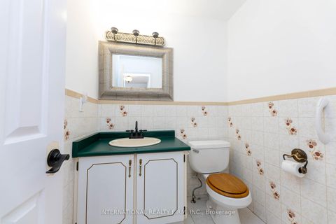 Photo 10 at 17 Southview Drive, Concord, Vaughan
