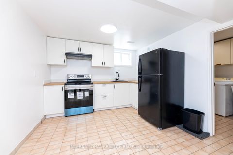 Photo 42 at 17 Southview Drive, Concord, Vaughan