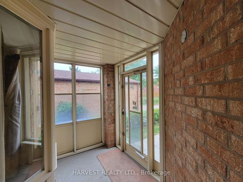 Photo 2 at 25 Nettlecreek Crescent, Milliken, Toronto