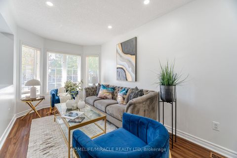 Photo 7 at 913 Taggart Crescent, Pinecrest, Oshawa