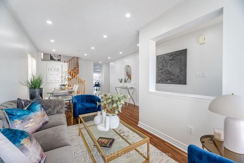 Photo 8 at 913 Taggart Crescent, Pinecrest, Oshawa