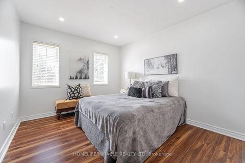 Photo 32 at 913 Taggart Crescent, Pinecrest, Oshawa