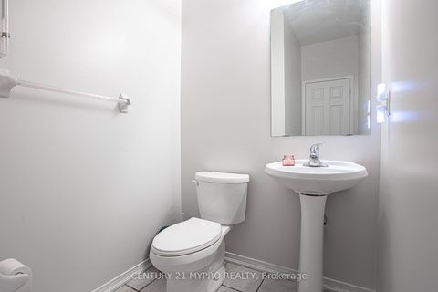 Photo 4 at 22 Mansur Terrace, York University Heights, Toronto