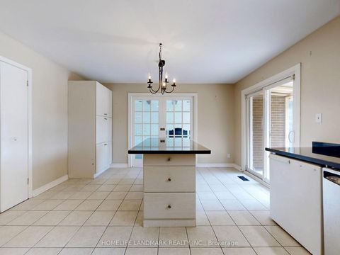 Photo 11 at 714 Conacher Drive, Newtonbrook East, Toronto