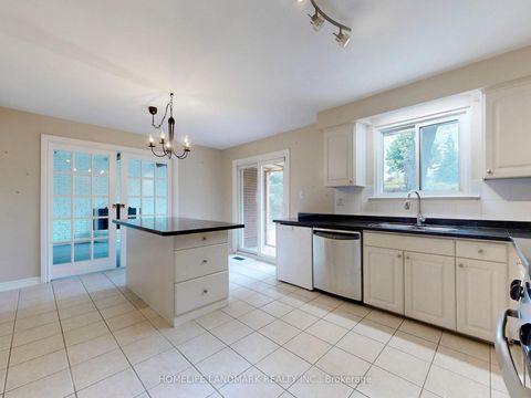 Photo 13 at 714 Conacher Drive, Newtonbrook East, Toronto