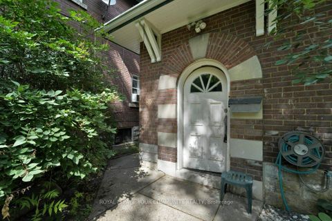 Photo 2 at 390 Davenport Road, Casa Loma, Toronto