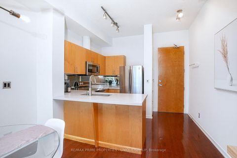 Photo 8 at 923 - 388 Richmond Street W, Waterfront Communities C1, Toronto