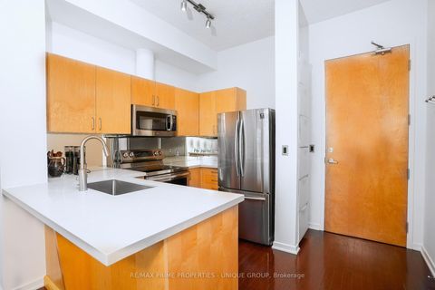 Photo 9 at 923 - 388 Richmond Street W, Waterfront Communities C1, Toronto