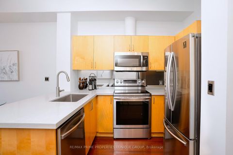 Photo 11 at 923 - 388 Richmond Street W, Waterfront Communities C1, Toronto