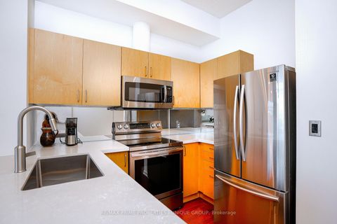 Photo 12 at 923 - 388 Richmond Street W, Waterfront Communities C1, Toronto