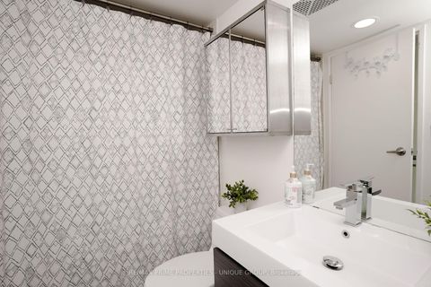 Photo 21 at 923 - 388 Richmond Street W, Waterfront Communities C1, Toronto