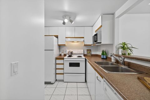 Photo 9 at 210 - 160 Wellington Street E, Aurora Village, Aurora