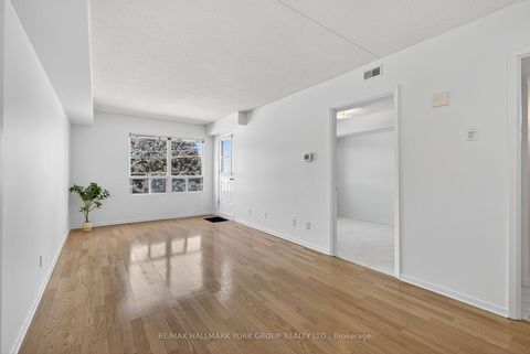 Photo 14 at 210 - 160 Wellington Street E, Aurora Village, Aurora