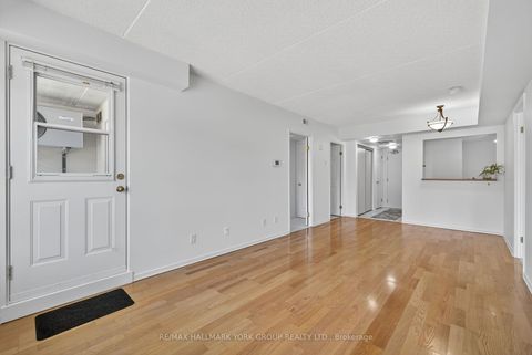 Photo 17 at 210 - 160 Wellington Street E, Aurora Village, Aurora