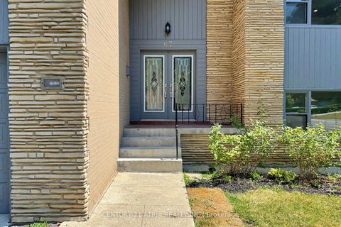 Photo 2 at 67 Chelmsford Avenue, Newtonbrook West, Toronto