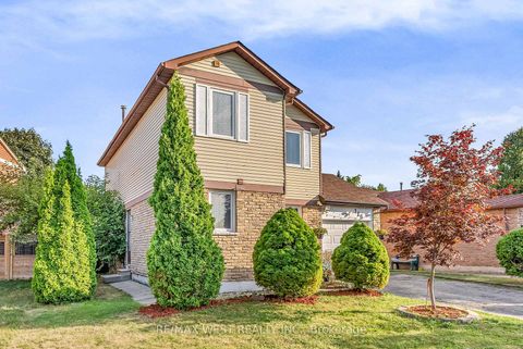 Photo 2 at 116 FAWCETT Trail, Malvern, Toronto