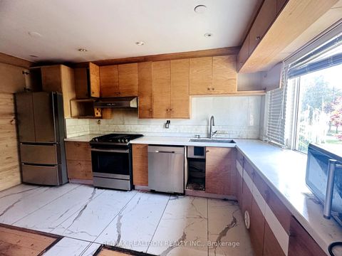 Photo 2 at 11 Templeton Court, West Hill, Toronto